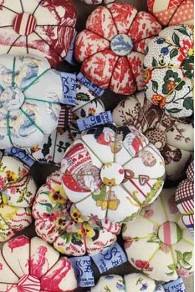 Pique-épingles En Tissu Farandole Alsacienne 5 Pique-épingles En Tissu Farandole Alsacienne – Image 3